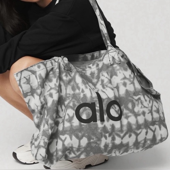 NWT ALO YOGA Shopper Tote in Grey Tie Dye. One Size - Picture 3 of 9